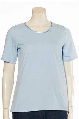 Micha T-shirt i lyseblå m. satin v. halsen